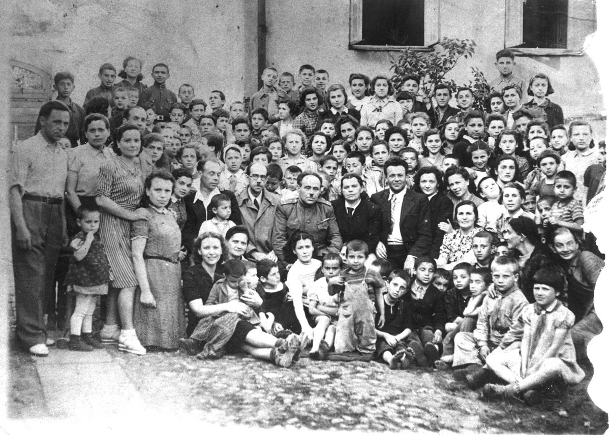 ילדי בית היתומים ומדריכיהם 1944